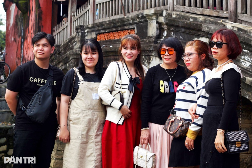 Phố cổ Hội An chật kín du khách trong ngày cuối cùng kỳ nghỉ Tết - 7 Phố cổ Hội An chật kín du khách trong ngày cuối cùng kỳ nghỉ Tết - 7