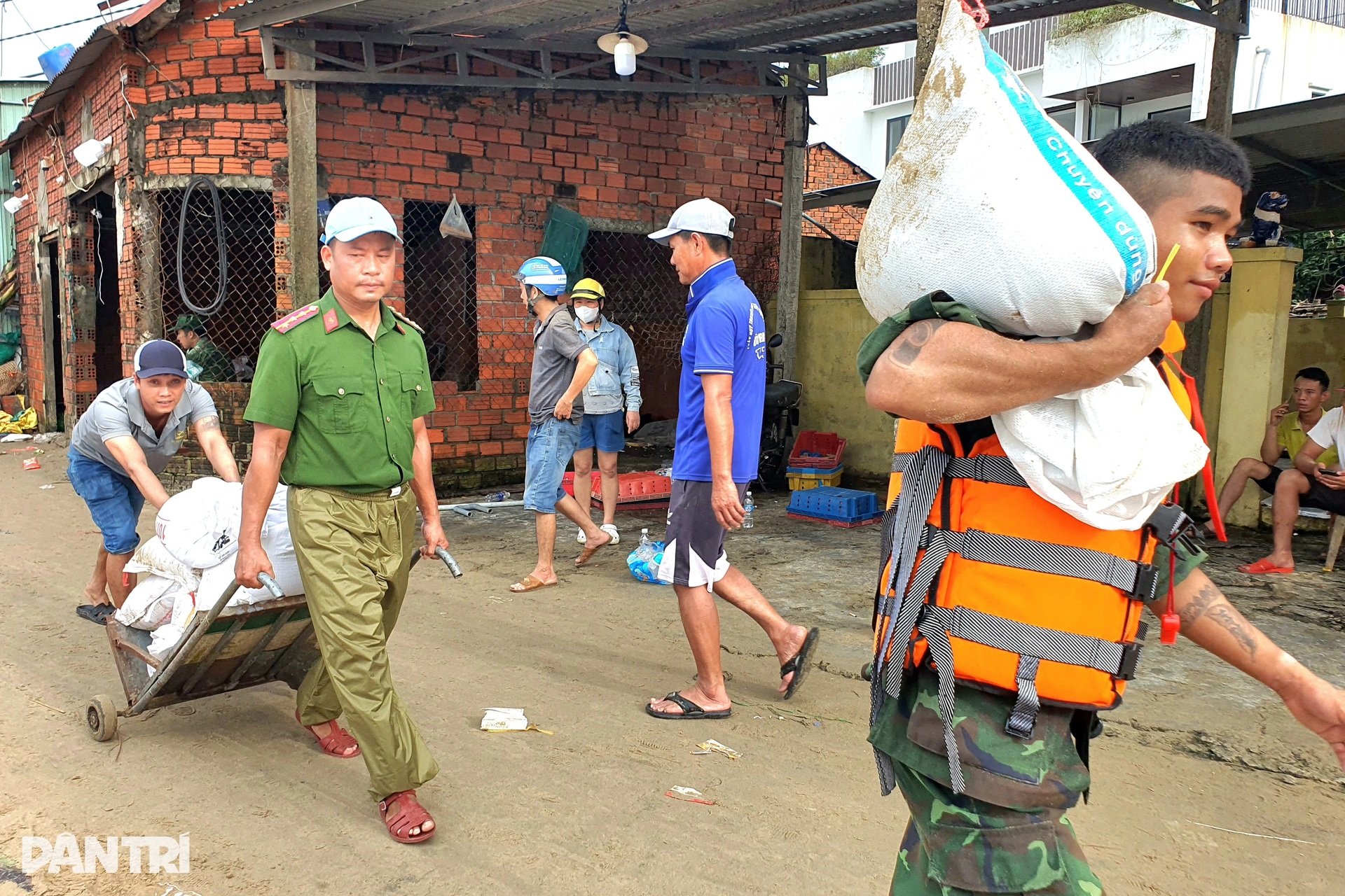 Hàng nghìn người dốc sức vá bờ kè bị lũ dữ tấn công - 7 Hàng nghìn người dốc sức vá bờ kè bị lũ dữ tấn công - 7