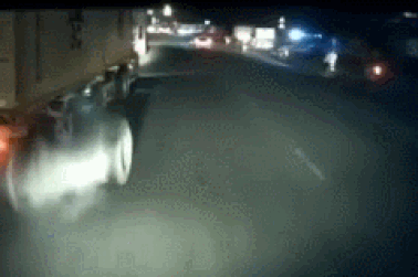 Hy hữu tình huống xe container "rụng bánh" hạ gục hai người đi xe máy