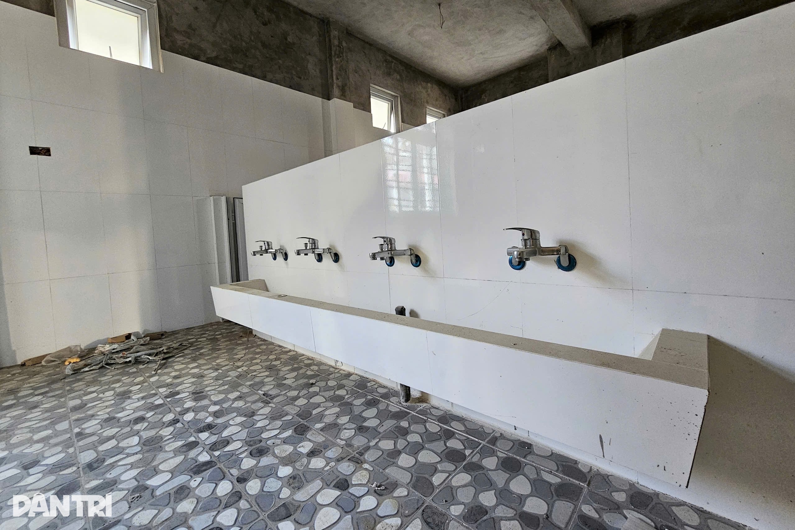 Uferdig barnehagebygging, mer enn 100 barn må gå på skole andre steder - 3 Trường mầm non xây dựng dở dang, hơn 100 trẻ phải đi học nhờ - 3