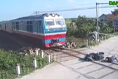 Khoảnh khắc sinh tử của người đàn ông trước mũi tàu hỏa