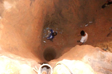 Vụ bé gái rơi xuống giếng khoan: Khẩn trương làm rõ trách nhiệm chủ giếng