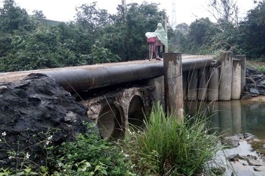“Lạnh xương sống” khi qua cây cầu được ghép bằng ống bê tông