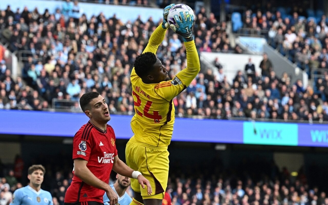 HLV Ten Hag ám chỉ Man Utd thua Man City vì trọng tài - 2