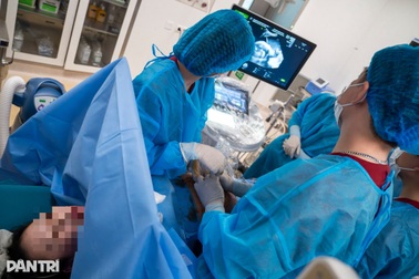 Bác sĩ dùng kim như sợi chỉ cứu “thiên thần” tràn dịch phổi trong bụng mẹ