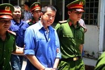 Cảnh sát giao thông "tiếp tay" xe quá tải