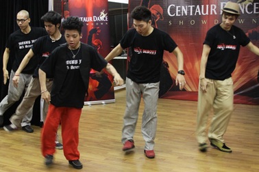 Hai nhóm nhảy popping hàng đầu Việt Nam - Singapore thi tài