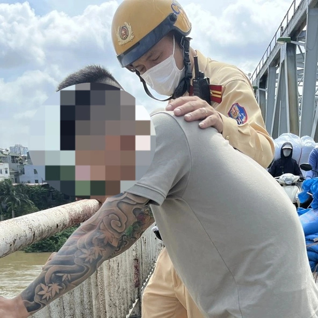 CSGT can ngăn thành công thanh niên 24 tuổi định nhảy cầu Chương Dương - 1 CSGT can ngăn thành công thanh niên 24 tuổi định nhảy cầu Chương Dương - 1