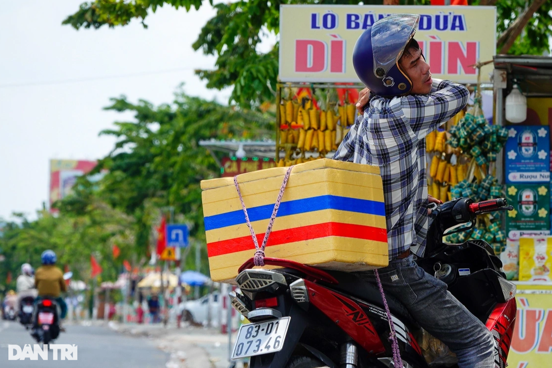 People in the West carry their luggage back to Ho Chi Minh City after the ceremony - June 6