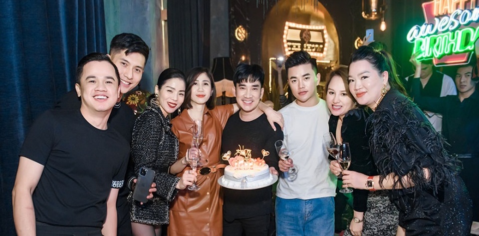 Lệ Quyên và người tình tin đồn kém tuổi đến mừng sinh nhật Quang Hà - 4 Lệ Quyên và người tình tin đồn kém tuổi đến mừng sinh nhật Quang Hà - 4