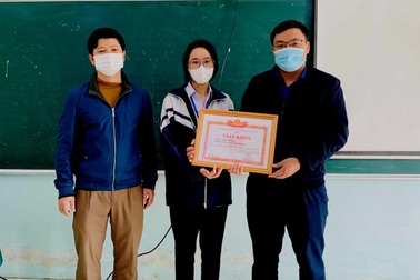 Nhặt được số tiền lớn, nữ sinh vội nhờ thầy cô tìm người trả lại