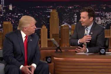 Tỷ phú Trump bị vò tóc ngay trên sóng truyền hình Mỹ