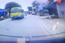 Tài xế bị "vạ lây" vì đánh lái gấp tránh thanh niên phóng nhanh, vượt ẩu