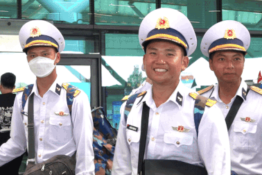 Người dân nghẹn ngào chia tay các chiến sĩ diễu binh rời TPHCM