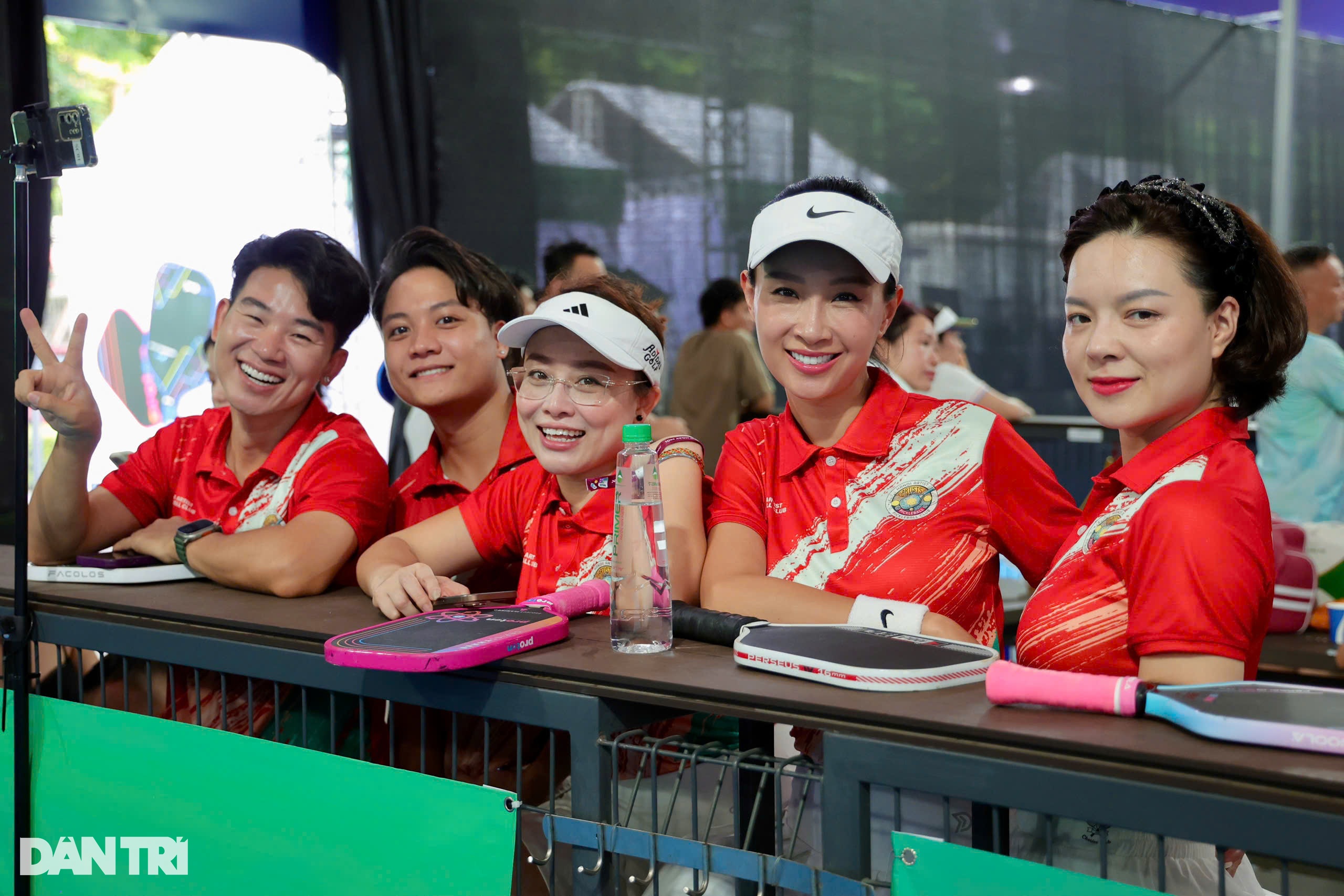 Minh Quân, Khánh Linh rạng rỡ cổ vũ dàn nghệ sĩ ở giải pickleball Dân trí - 7 Minh Quân, Khánh Linh rạng rỡ cổ vũ dàn nghệ sĩ ở giải pickleball Dân trí - 7