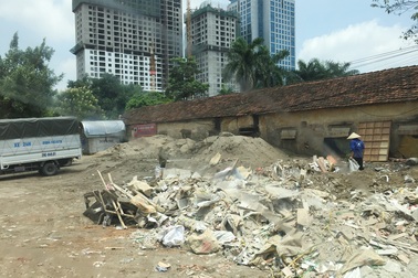 Hà Nội: Dân kêu trời vì bãi tập kết rác thải xây dựng trên vỉa hè