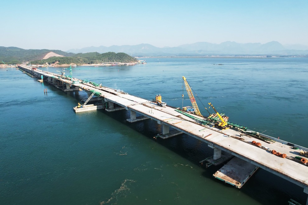 Hợp long công trình cầu vượt biển dài nhất Quảng Ninh - 1 Hợp long công trình cầu vượt biển dài nhất Quảng Ninh - 1