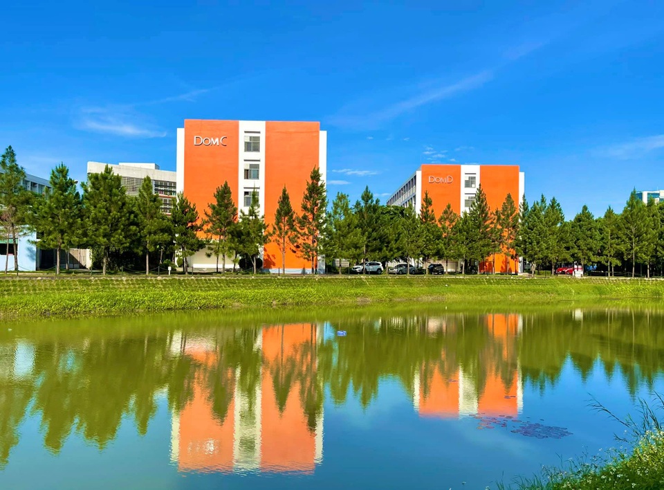 Cảnh sắc bình yên trong khu cách ly lãng mạn tại HN - 1