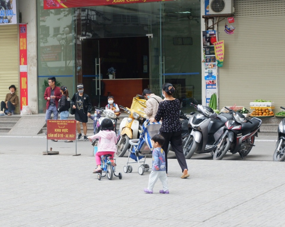 Nhịp sống trở lại trên bán đảo Linh Đàm một ngày sau lệnh khử trùng - 8