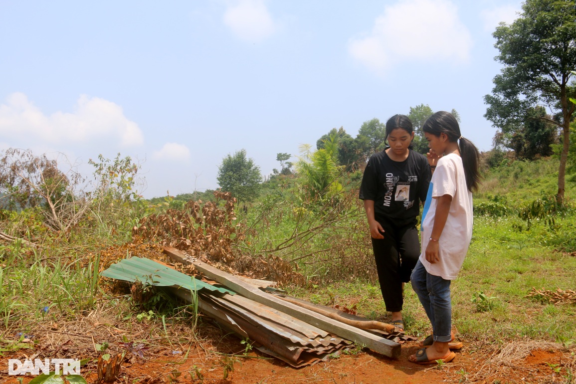 Mẹ mất, căn nhà bị đốt rụi trong ngày làm ma cho bố, 2 con mồ côi lay lắt - 8 Mẹ mất, căn nhà bị đốt rụi trong ngày làm ma cho bố, 2 con mồ côi lay lắt - 8