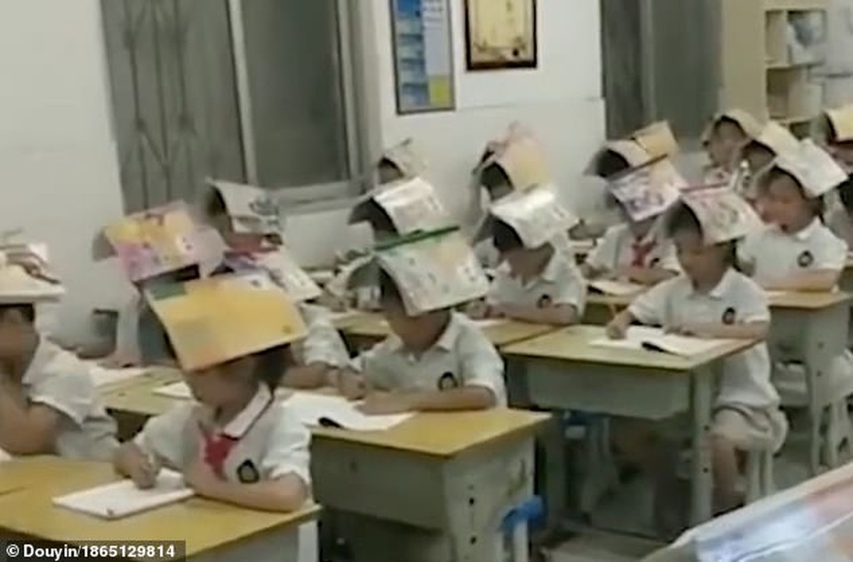 Giáo viên bắt học sinh đội sách để sửa dáng ngồi học - 2 Giáo viên bắt học sinh đội sách để sửa dáng ngồi học - 2