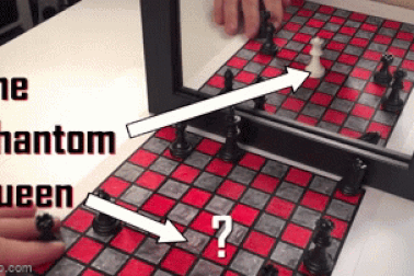 Ảo ảnh quang học khiến quân cờ biến mất ngay trước mắt