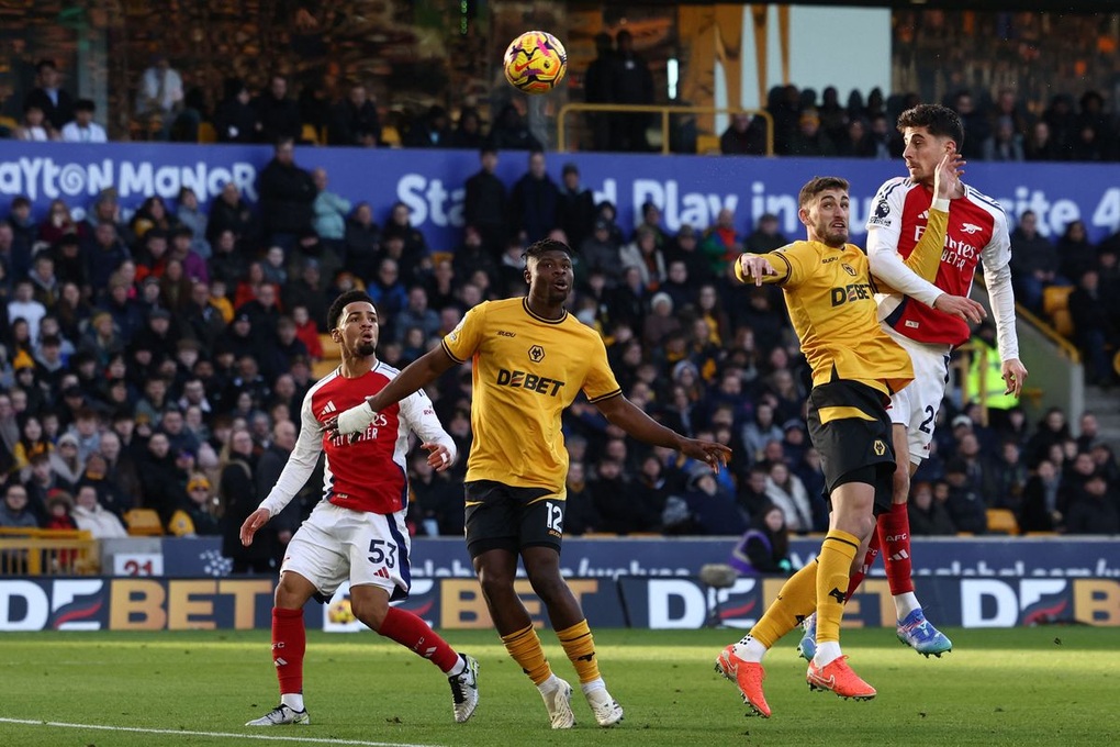 Arsenal vất vả hạ Wolves khi hai đội cùng bị đuổi người - 1 Arsenal vất vả hạ Wolves khi hai đội cùng bị đuổi người - 1