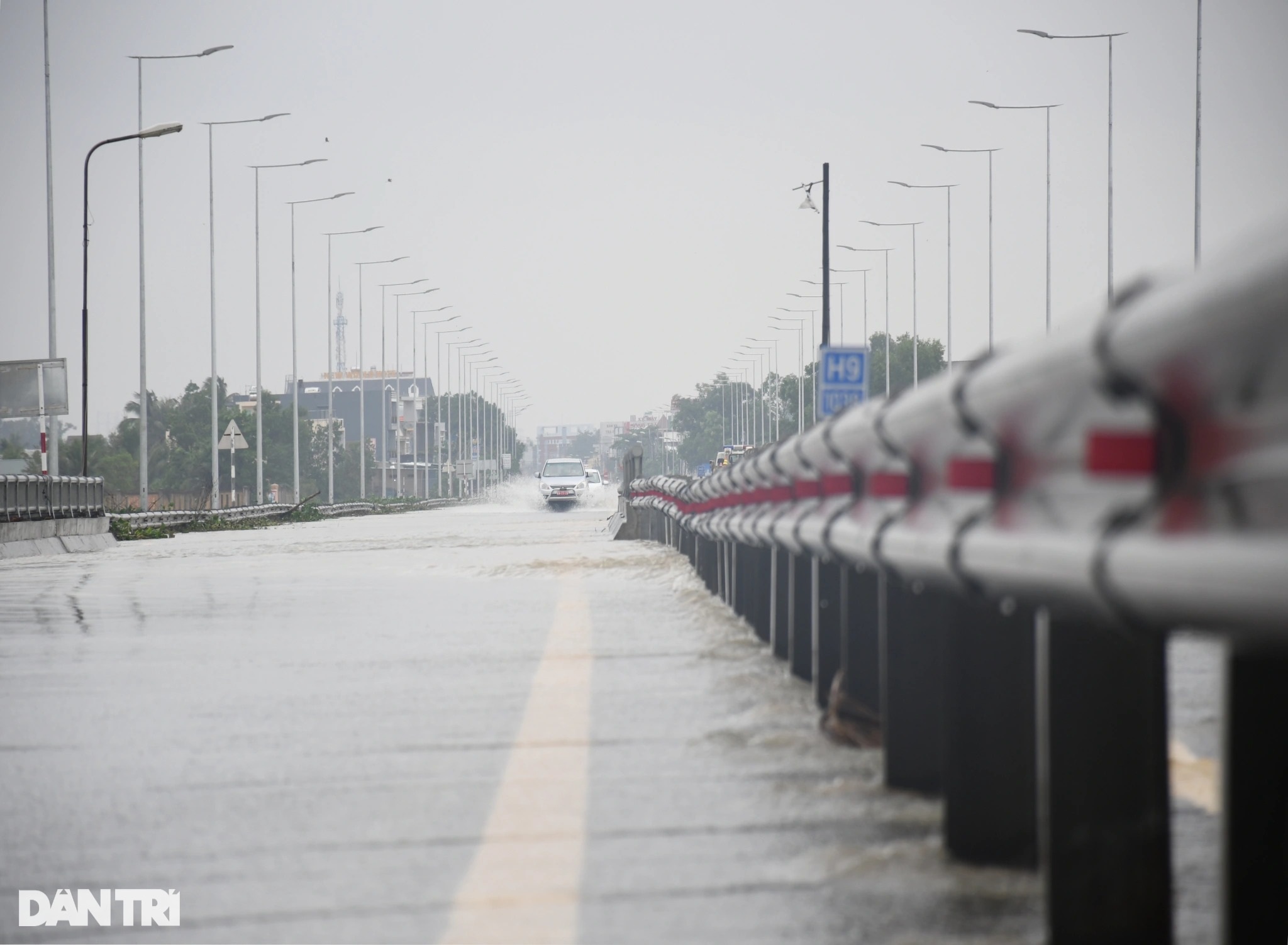 Nước lũ rình rập chia cắt quốc lộ 1A - 4 Nước lũ rình rập chia cắt quốc lộ 1A - 4