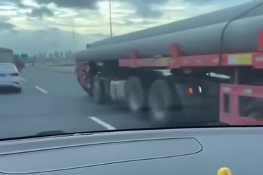 Xe đầu kéo bẹp dúm cabin vẫn chạy trên đường