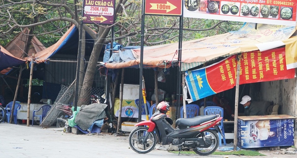 Hà Nội: Nhiều quán trà đá vỉa hè mọc trở lại bất chấp lệnh cấm - 2 Hà Nội: Nhiều quán trà đá vỉa hè mọc trở lại bất chấp lệnh cấm - 2
