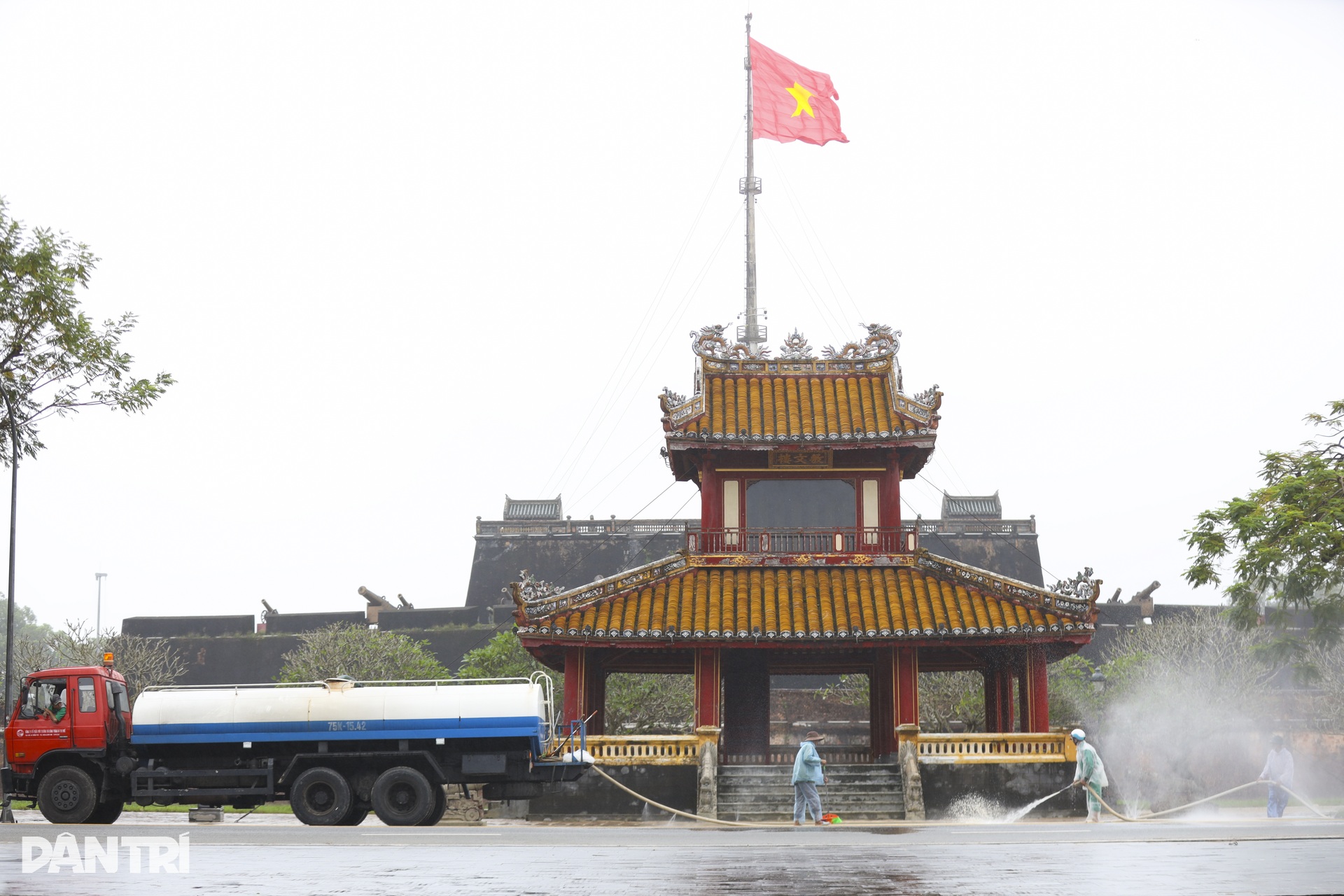 Huế chìm trong rác thải và bùn lầy sau ba trận lụt liên tiếp - 13 Huế chìm trong rác thải và bùn lầy sau ba trận lụt liên tiếp - 13