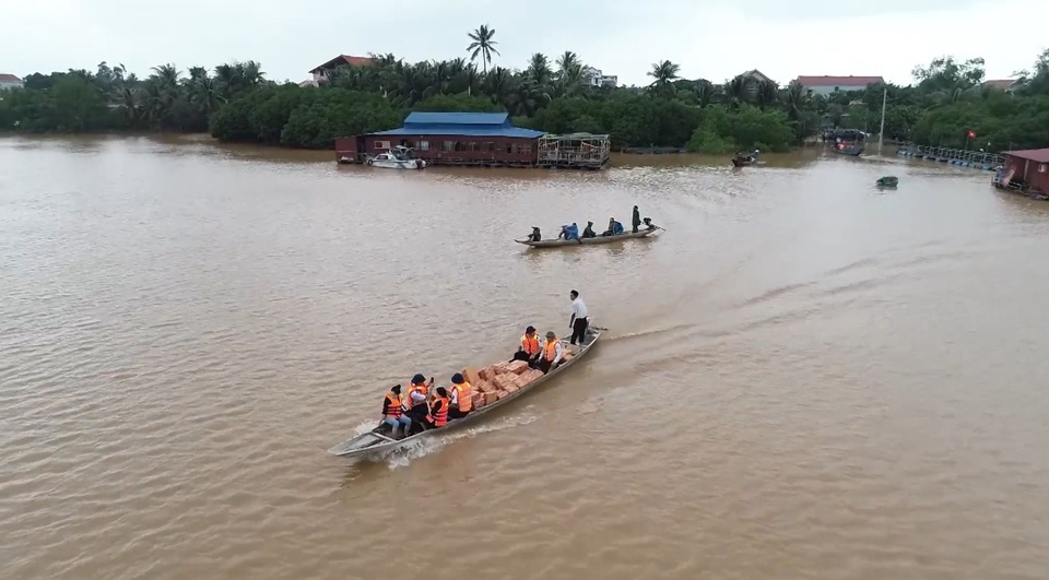 Tiếp cận vùng lũ để tiếp tế cho người dân bị cô lập - 5 Tiếp cận vùng lũ để tiếp tế cho người dân bị cô lập - 5