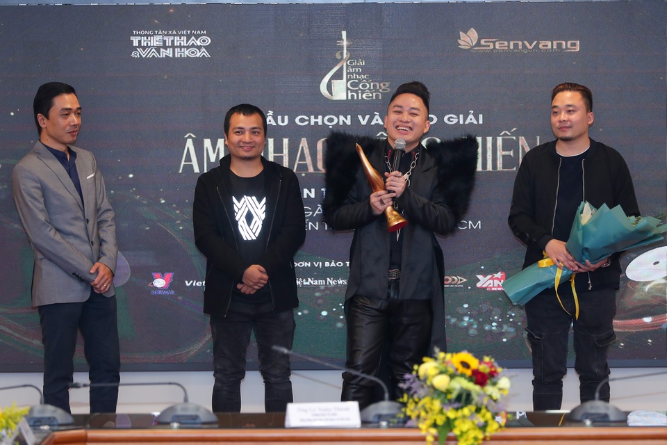 Dế Choắt nhận giải Nghệ sĩ mới, Tùng Dương lập hat-trick tại giải Cống hiến - 2 Dế Choắt nhận giải Nghệ sĩ mới, Tùng Dương lập hat-trick tại giải Cống hiến - 2