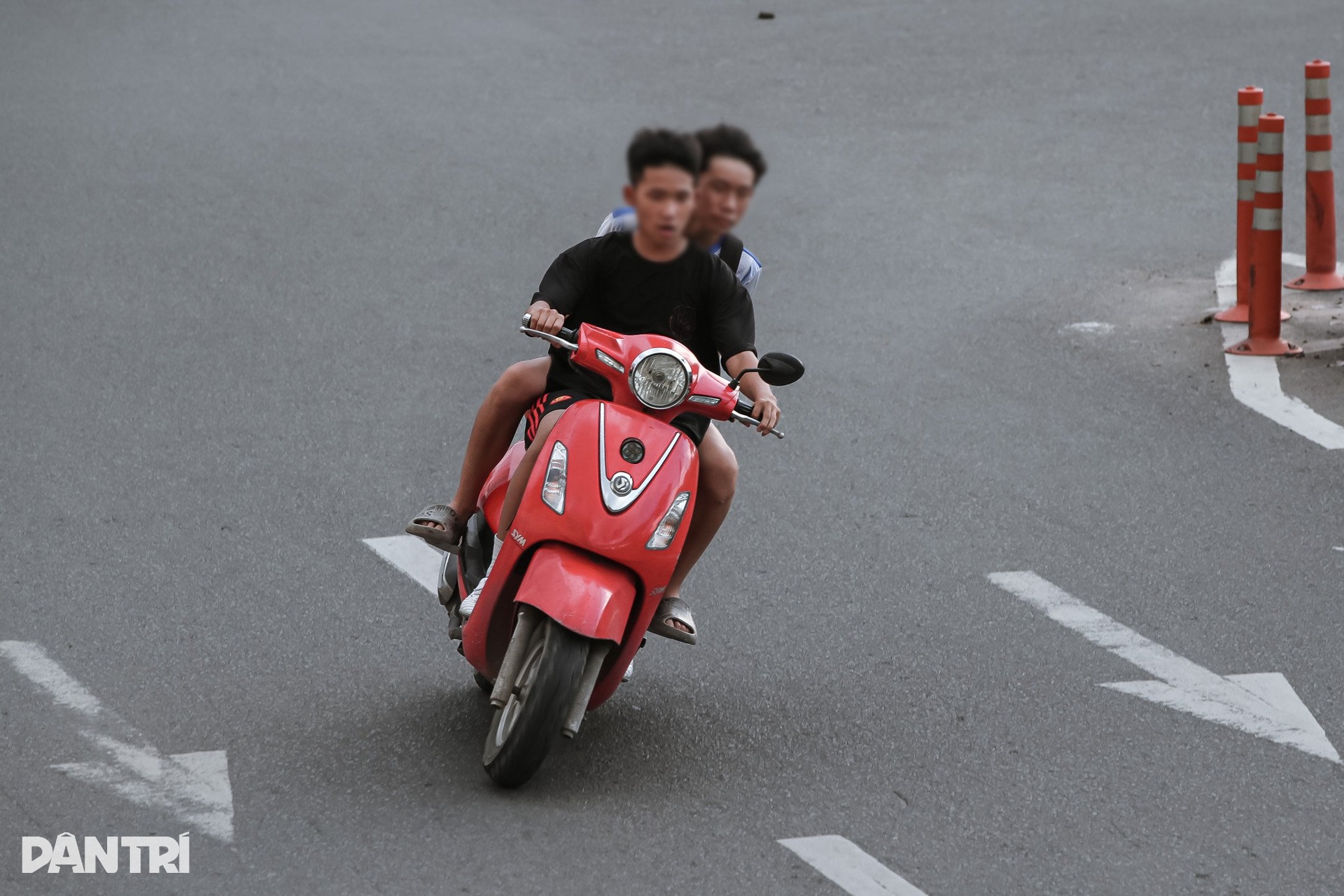 Muôn kiểu vi phạm giao thông ở TPHCM - 4 Muôn kiểu vi phạm giao thông ở TPHCM - 4