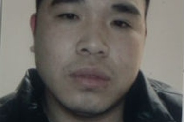 Bộ cảnh phục “dỏm” khiến 17 thiếu nữ mất cả tình lẫn tiền