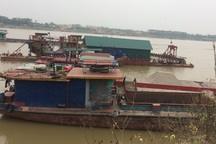 Tàu cuốc “ăn cát” trên sông Hồng, người dân kêu cứu vì sạt lở!