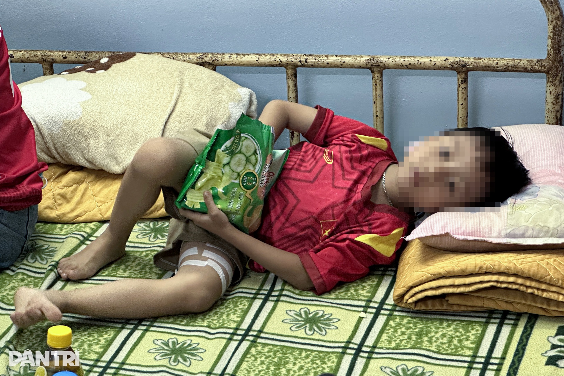 Pháo sáng liên tục đốt trên khán đài sân Hàng Đẫy, một CĐV nhí bị bỏng - 7 Pháo sáng liên tục đốt trên khán đài sân Hàng Đẫy, một CĐV nhí bị bỏng - 7