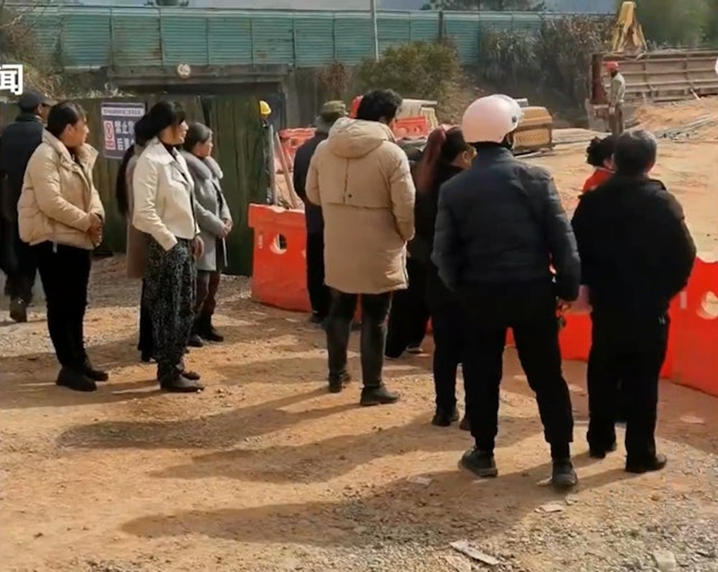 Nhà nằm lọt giữa đường vì chủ không chịu dời đi, khách đổ đến xem cận Tết - 2 Nhà nằm lọt giữa đường vì chủ không chịu dời đi, khách đổ đến xem cận Tết - 2