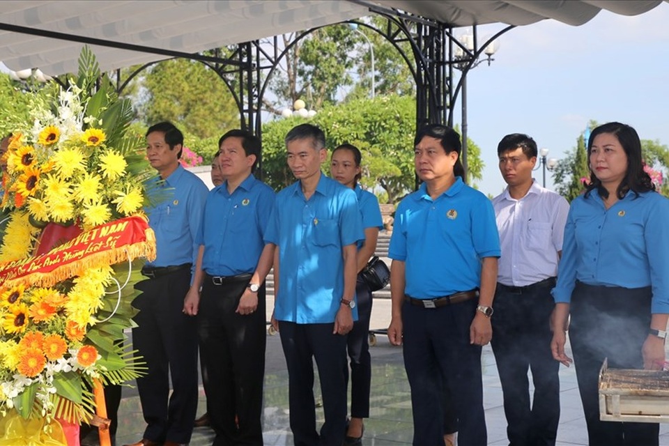Lãnh đạo tỉnh Quảng Trị dâng hương, dâng hoa tri ân các anh hùng, liệt sĩ - 3 Lãnh đạo tỉnh Quảng Trị dâng hương, dâng hoa tri ân các anh hùng, liệt sĩ - 3