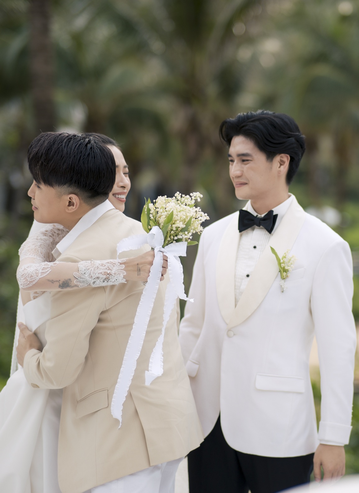 Ngô Thanh Vân bật khóc, tình tứ hôn chú rể trong lễ cưới xa hoa - 10 Ngô Thanh Vân bật khóc, tình tứ hôn chú rể trong lễ cưới xa hoa - 10