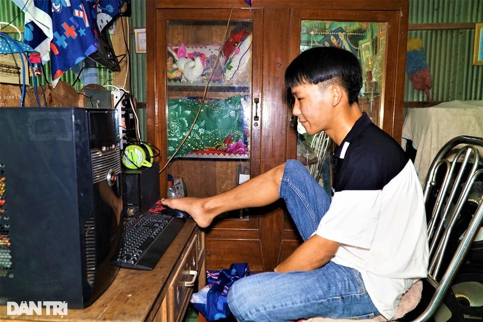 Nghị lực phi thường của cậu bé viết chữ, xỏ chỉ, đánh máy bằng chân - 4 Nghị lực phi thường của cậu bé viết chữ, xỏ chỉ, đánh máy bằng chân - 4