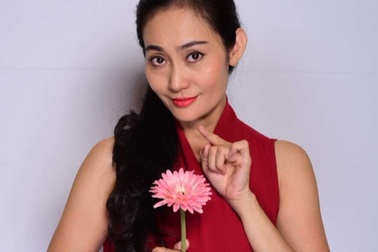 NSƯT Hạnh Thúy tiết lộ lý do mình ít được nhận hoa trên sân khấu