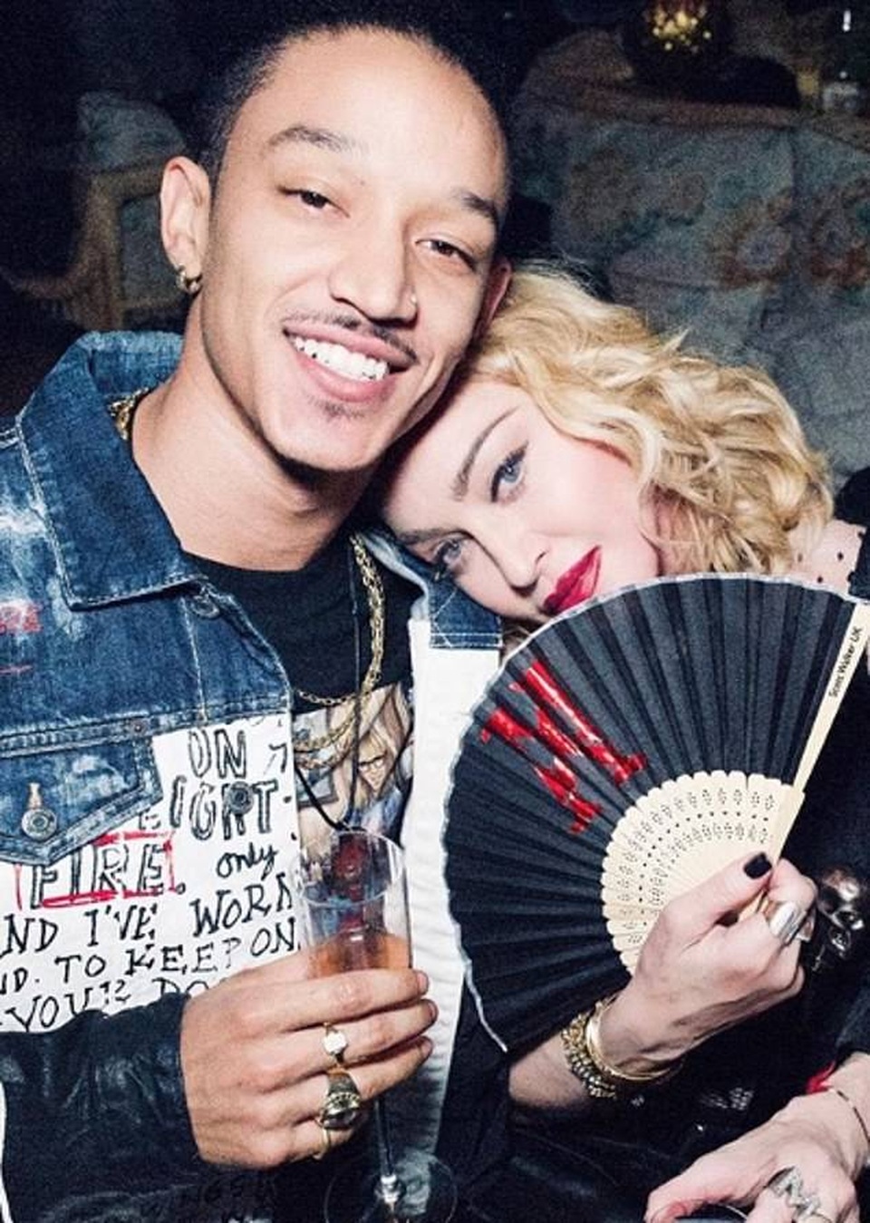 Madonna tình tứ hôn bồ kém 36 tuổi - 2 Madonna tình tứ hôn bồ kém 36 tuổi - 2