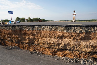 Vụ sụt lún đường như động đất ở Tây Ninh sẽ được xử lý thế nào?