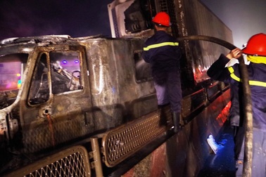 Xe container bốc cháy dữ dội cạnh cây xăng