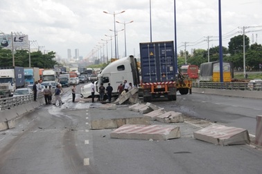 Xe container hất khối bê tông vào đầu xe “tứ quý”