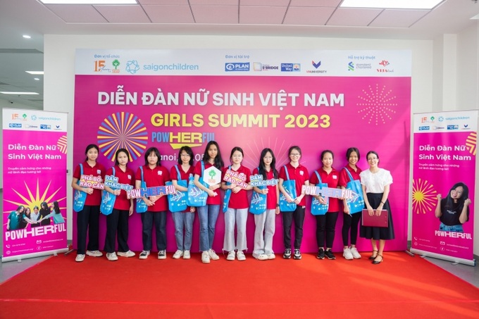 Nữ sinh các trường THCS, THPT tham dự diễn đàn.