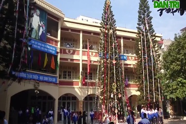 Trường cấp 2 tại Hà Nội trang trí cây thông Noel “siêu to khổng lồ”