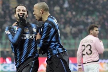 Tân binh Pazzini rực sáng giúp Inter đánh bại Palermo