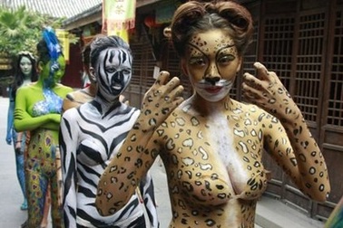 Thiếu nữ mặc nội y hóa thân động vật trong sở thú